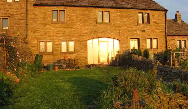 Charming Barn Conversion, Sleeps 6, With Stunning Rural Views in Darwen