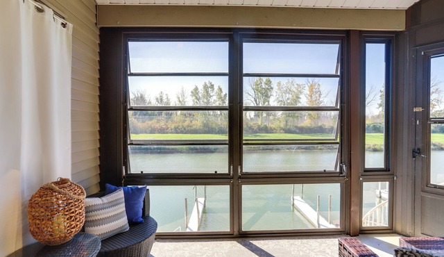 Charming Condo on Lake Erie w/Community Pool