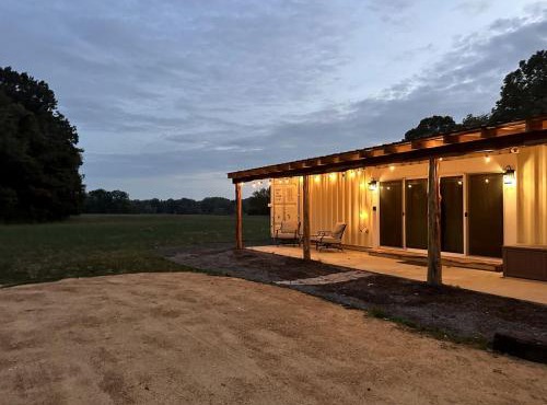 Charming Container Home with Hot Tub near Sardis Lake, Perfect for a Romantic Glamping Getaway in Sardis