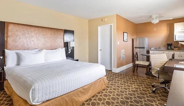 Charming Couple Suite | Outdoor Pool | Free Parking | BBQ Area | Courtyard