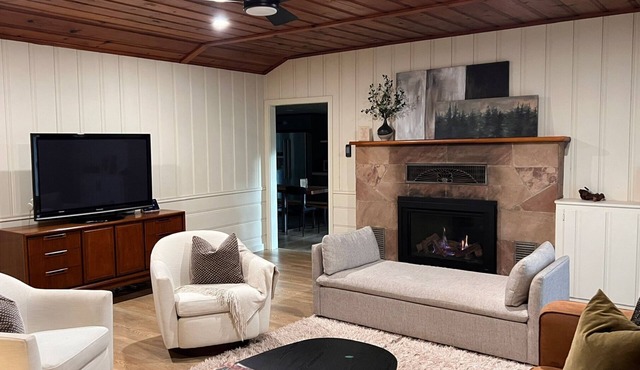 Charming Creekside Cottage nestled in the redwoods in quaint Boulder Creek