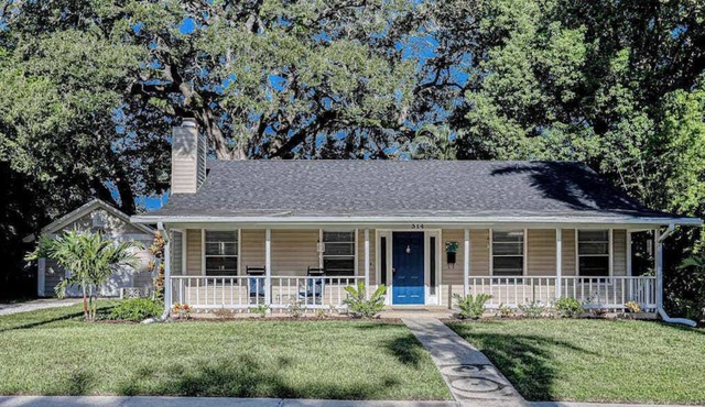 Charming dog-friendly home with enclosed yard, full kitchen & washer-dryer