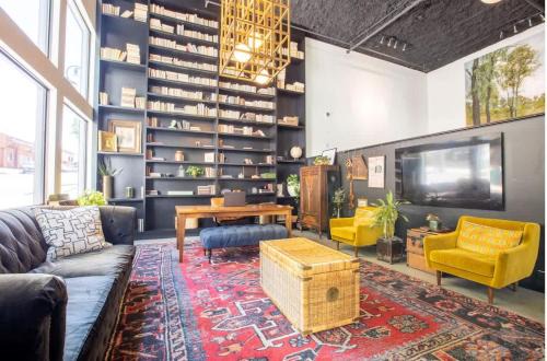 Charming Downtown Oasis - Two and a Half Blocks to Broadway