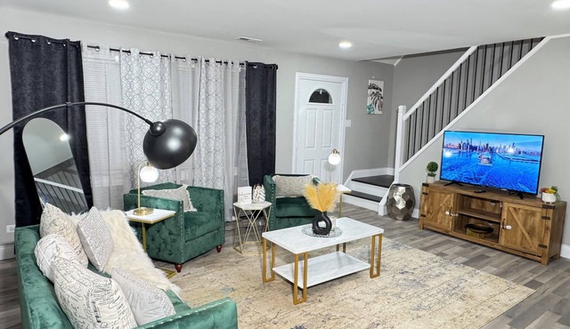 Charming Full Modern Home+Free Parking+Fast Wi-Fi & Centrally located in Park Forest
