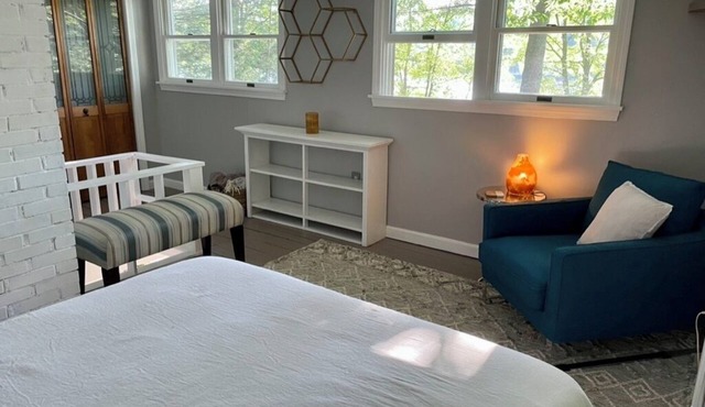 Charming lakefront cottage 20min to Portland