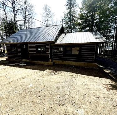 Charming Lakeside Cabin Bungalow with Timeless Rustic Beauty near Portage Lake in Maine
