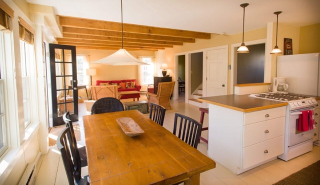 Charming Lambert’s Cove Escape, Walk to Exclusive Pristine Beach and Pond