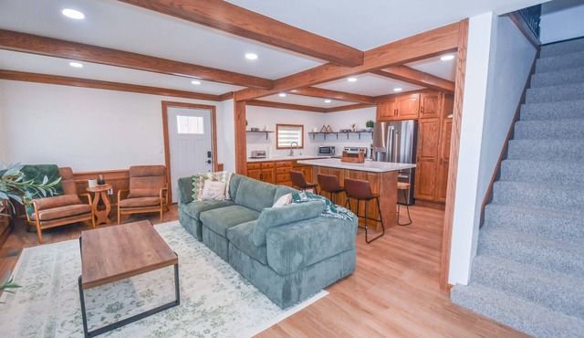 Charming Modern Amish Home l Family Friendly