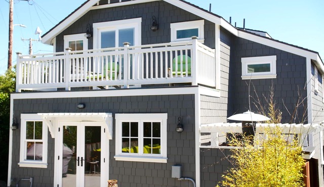Charming modern bungalow w/hot tub steps away from the beach