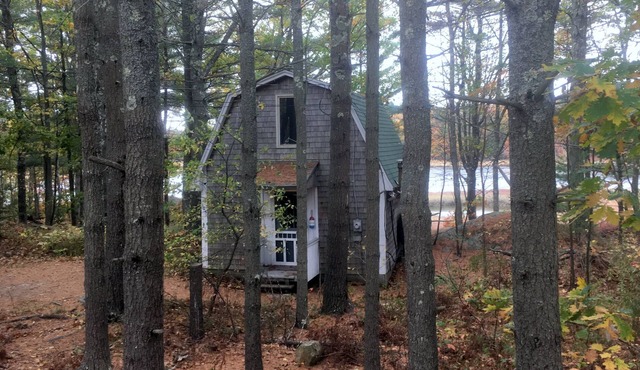 Charming, peaceful 1 bedroom cottage with a serene waterfront view