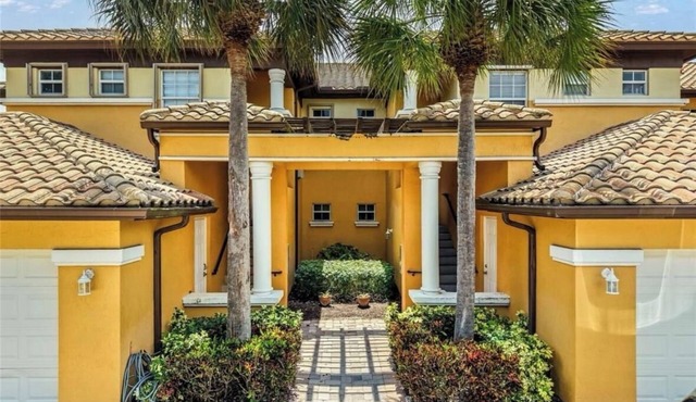 Charming townhome 3BR - Gated, Trails, Pool & Balcony, Resort Style Location.