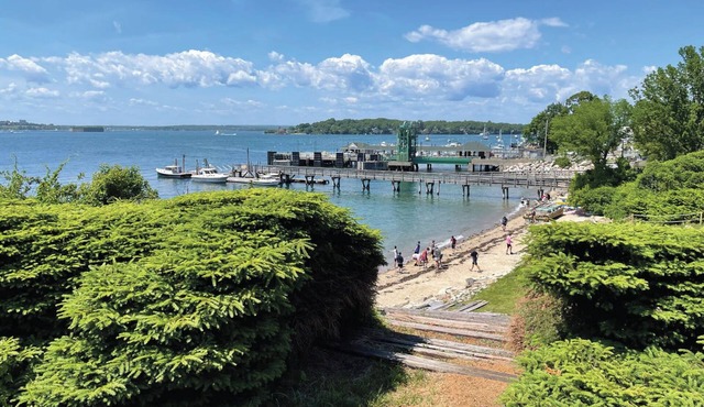 Charming waterfront 2-bedroom apartment on Peaks Island with WiFi, AC