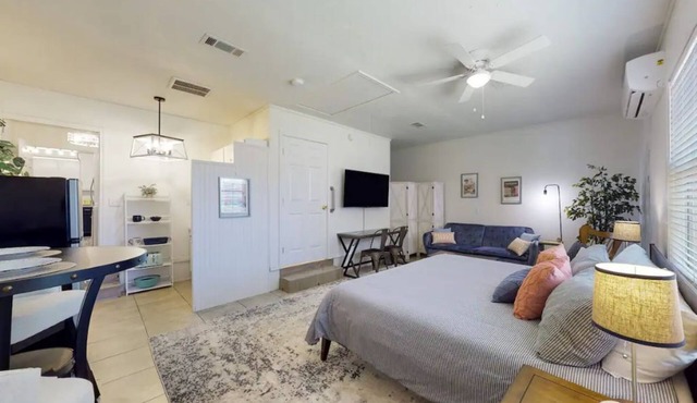 Cheerful & Charming Studio Apartment ~ 4 miles to Texas A&M and Expo Center
