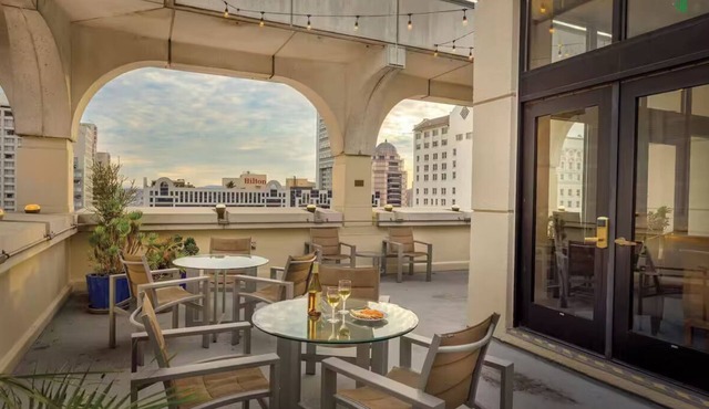 Chic "Donatello" Wyndham Hotel LARGE SUITE in Union Square in San Francisco
