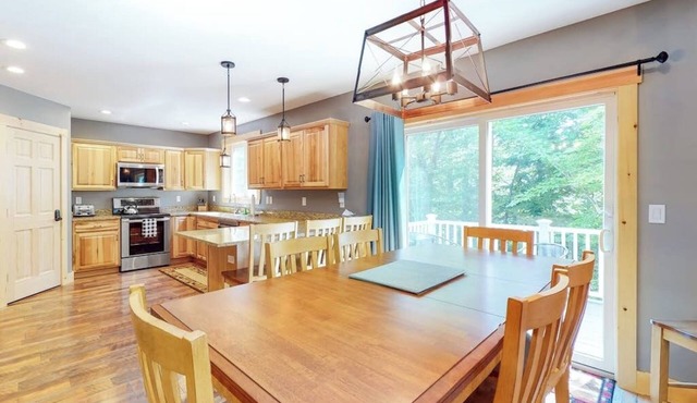 Chic home with game room, fireplace & mountain view - near Story Land & skiing in Bartlett