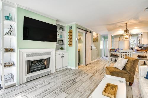 Chic Murrells Inlet Getaway ~ 2 Mi to Marsh Walk! in Myrtle Beach