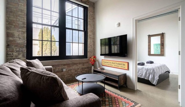 Chic Renovated Flat - Free Private Parking