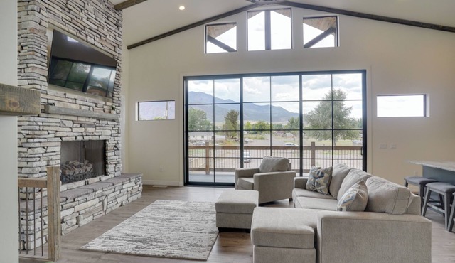 Chic Utah Getaway w/Fireplace, Sauna & 2 Decks!