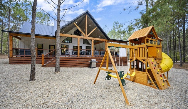 Chicken and Waffles Cabin Retreat w Hot Tub, Fire Pit , Fireplace & Deer Watch