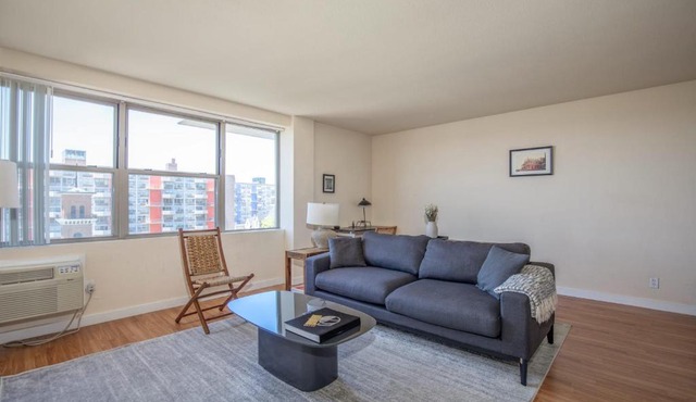 Classic DT 2BR with City View by Zencity