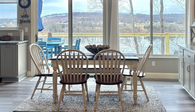 Come enjoy a beautiful view from our cozy lake house!