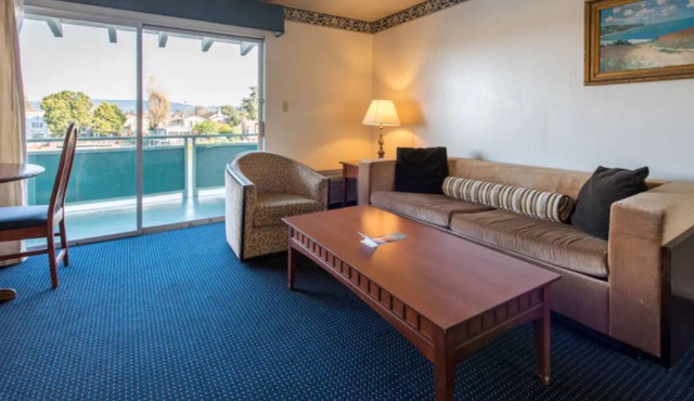 Comfort and Convenience, Free Breakfast, Pool, Jacuzzi, Near Oracle Arena