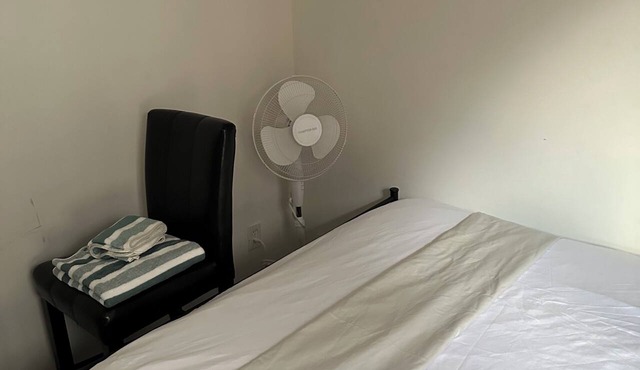 Comfortable & Cozy Private Room in a Shared House (Room1) in Toronto