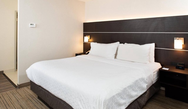Comfortable Room Ideal for Families with Free Breakfast Near Cincinnati Zoo