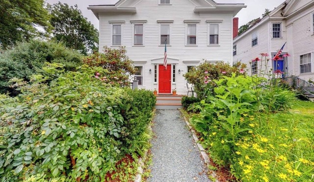 Comfy Downtown Getaway w/Full Kitchen - Close to the Beach
