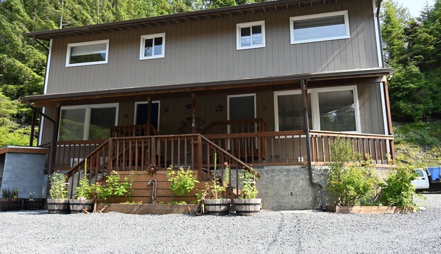 Comfy Duplex unit B great for families and small groups, sleeps up to 7