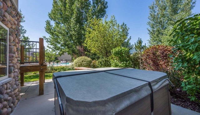 Comfy Large Townhome with private hot tub in Eden