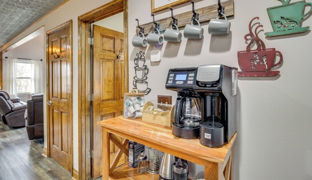 Community Perks: Mtn-view Ellijay Cabin w/Hot Tub