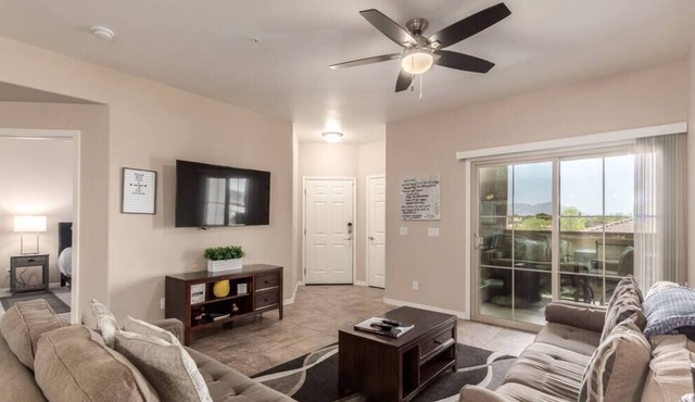 Convenient & Peaceful Condo, Amazing View, Hot Tub