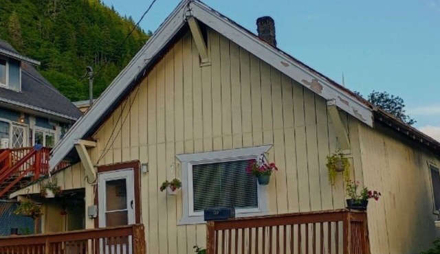 Conveniently Located 1-br Cottage in Ketchikan Everything in Walking Distance
