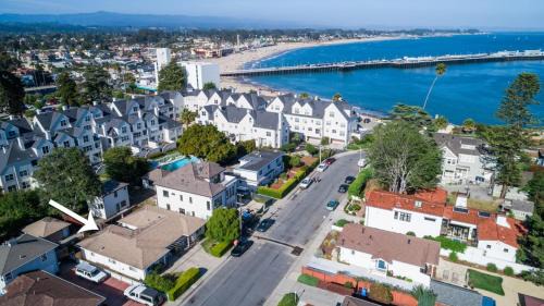 Cowell's Beach Retreat - steps to beach, restaurants, wharf, Boardwalk, shops, fast wifi, surf-in surf-out
