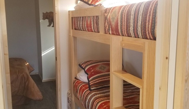 Cozy 1BR tiny home cabin with mountain views in Mammoth Lakes