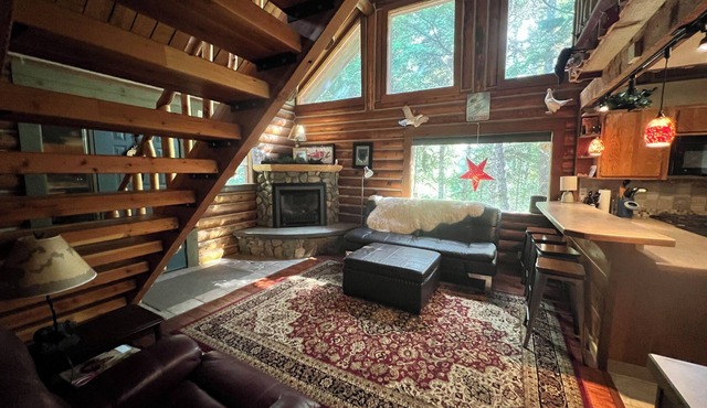 Cozy 2-3 Bedroom Cabin - Sleeps 10!