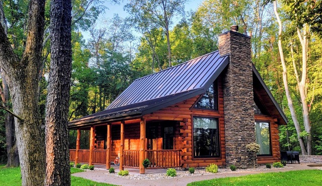 Cozy 2-bedroom cabin in near Gambier, peaceful woodland setting