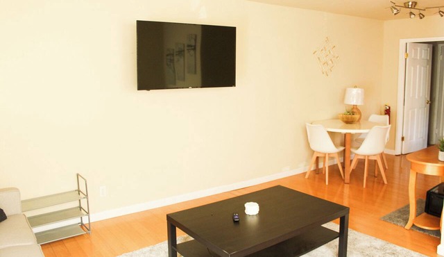 Cozy 2-bedroom condo in fabulous Berkeley next to the marina