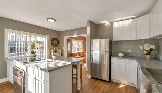 Cozy 2-bedroom house in welcoming Oakland with AC