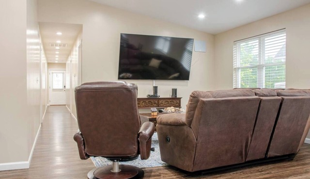 Cozy, 3 Bed & 3.5 Bath - Walk to Uptown & Miami U!