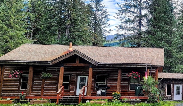Cozy 3 bedroom/2 bathroom Family Friendly Log Home