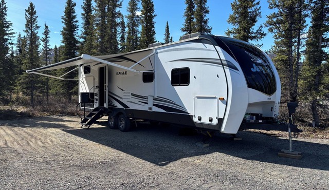 Cozy 30 Foot Travel Trailer Minutes from Denali Park Entrance with AC