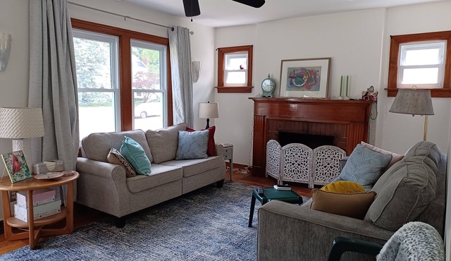 Cozy and Comfortable 1939 Cottage Close to Wittenberg, Shopping, Restaurants.