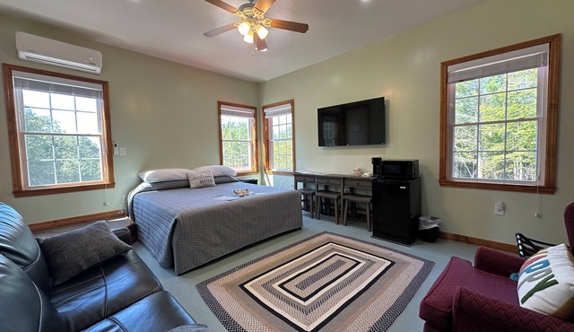 Cozy B&B in walking distance to onsite tasting room in Lee!