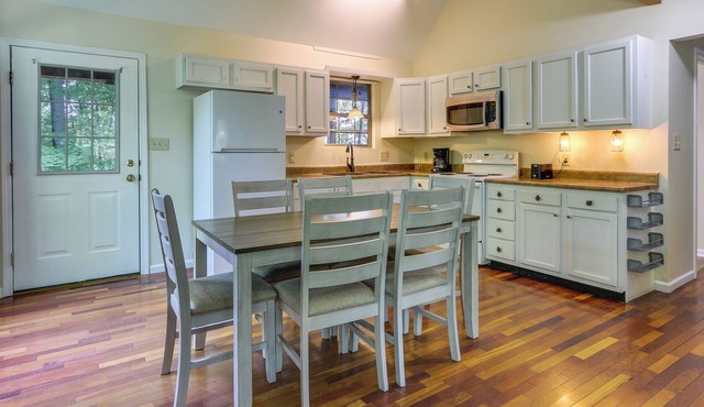 Cozy Bainbridge Retreat w/Fireplace + Deck! in Bainbridge