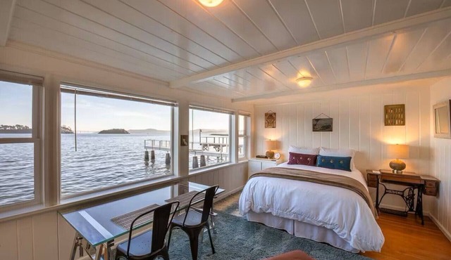 COZY BAYSIDE STUDIO BUNGALOW, SPECTACULAR VIEWS!