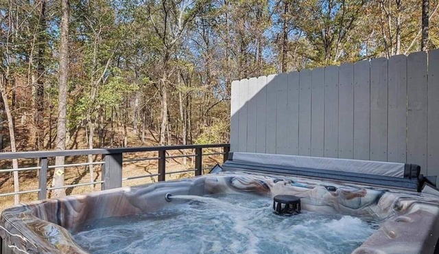 Cozy Broken Bow Cabin w/Private Hot Tub in Broken Bow