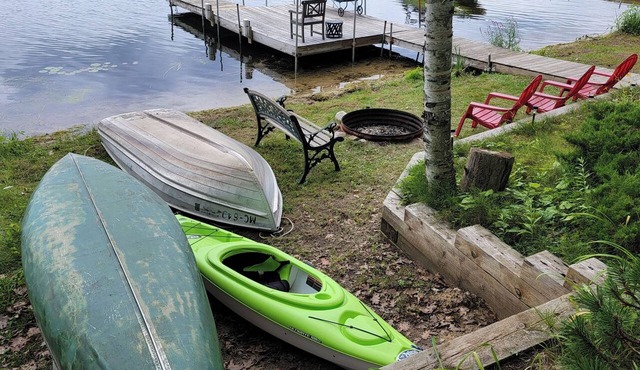 Cozy cabin on Sutherland Lake with row boat