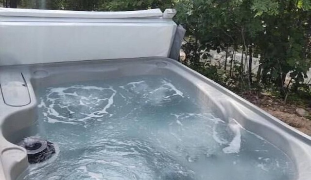 Cozy Cabin with hot tub,Near Branson,Thunder Ridge Arena, and Marina.